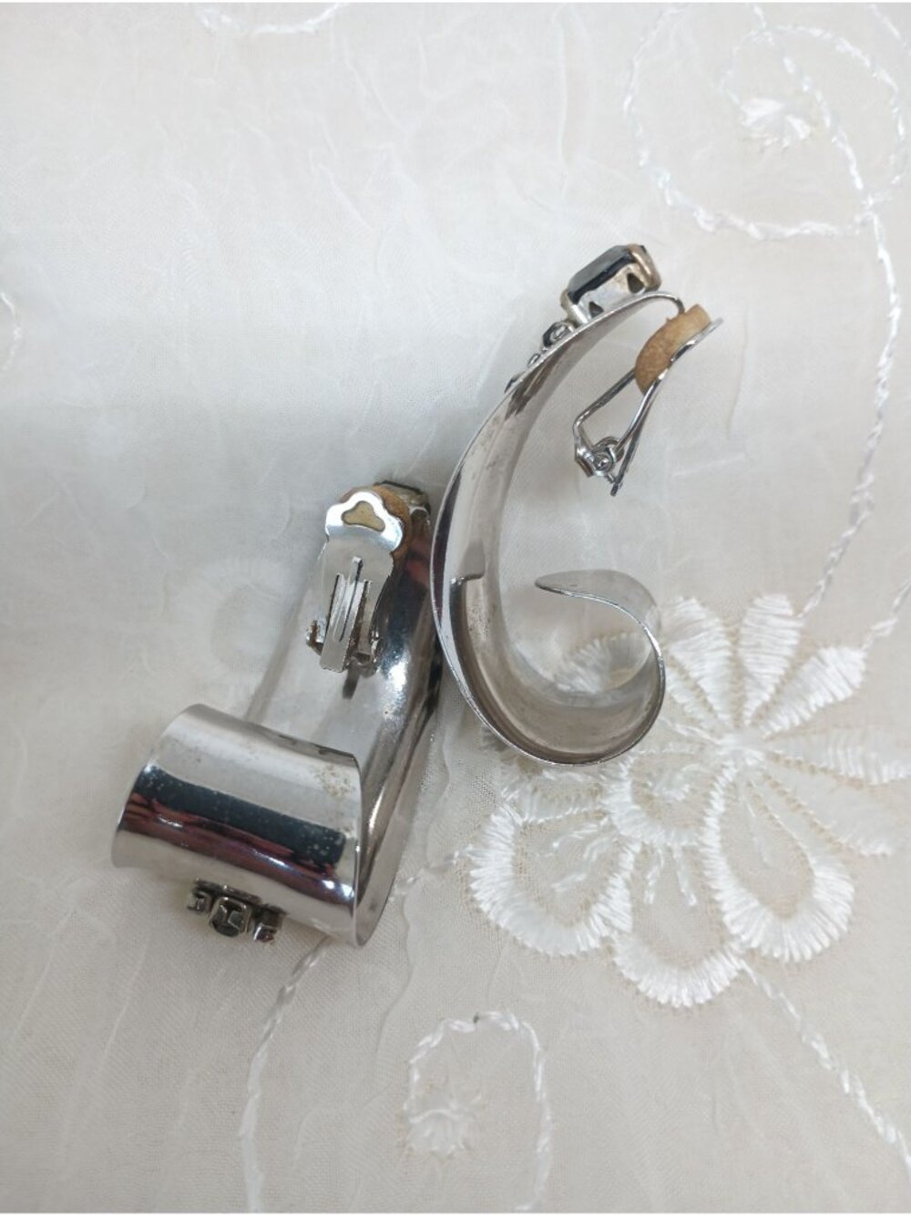 Vintage Clip-On Earrings With Black & Clear Rhinestones 1950s or 1960s GLAM - Picture 5 of 10
